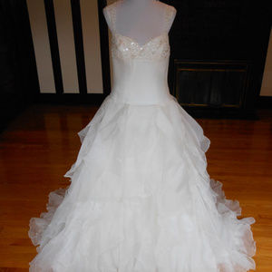 La Sposa by Pronovias Wedding Dress Sample